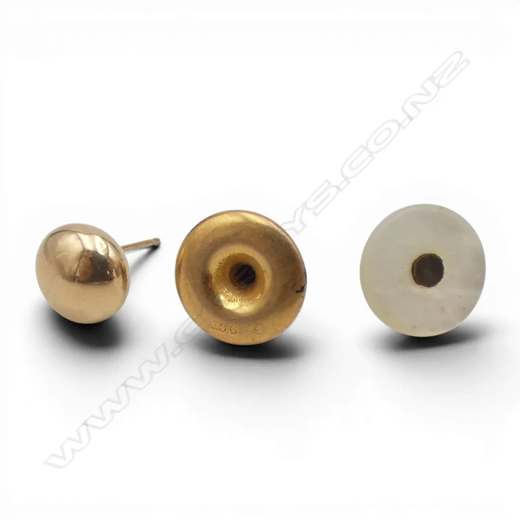 9CT SCRAP GOLD EARRING 0.27gms AND 2 COLLAR STUDS Image 1++