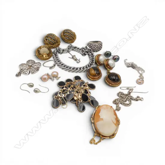 ASST. JEWELLERY INCL. EARRINGS, GP CAMEO ETC