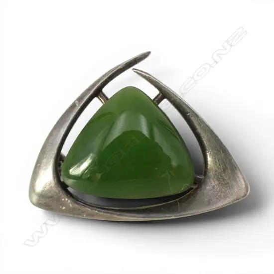PETER MINTURN STG SILVER & GREEN STONE BROOCH W.34mm, 7.8gms