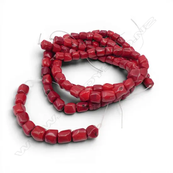 3 dyed coral necklaces L.400mm + 1 bracelet. No clasps. Old jeweller's stock