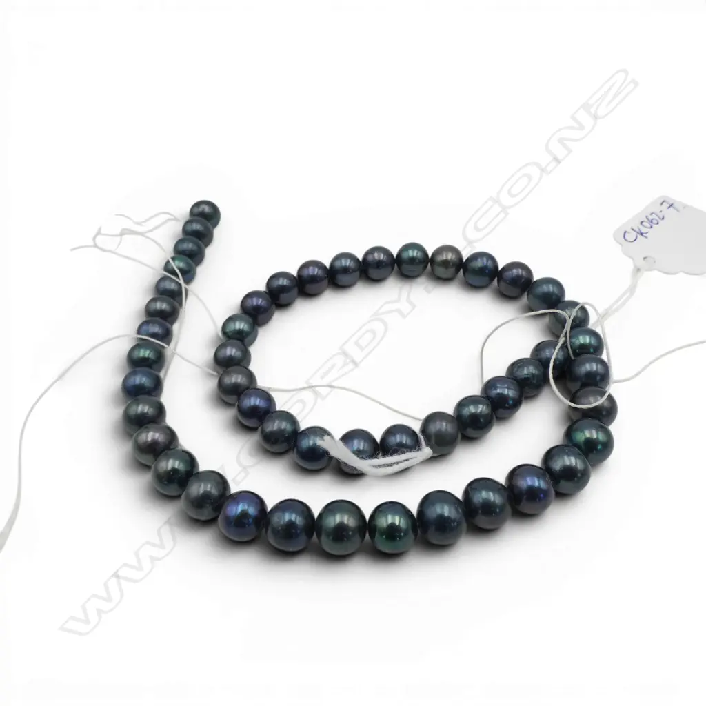 DYED FRESH WATER BLACK PEARL NECKLACE. Threaded. No clasp. New old stock. L.380mm. 8 - 9mm diameter Image 1++