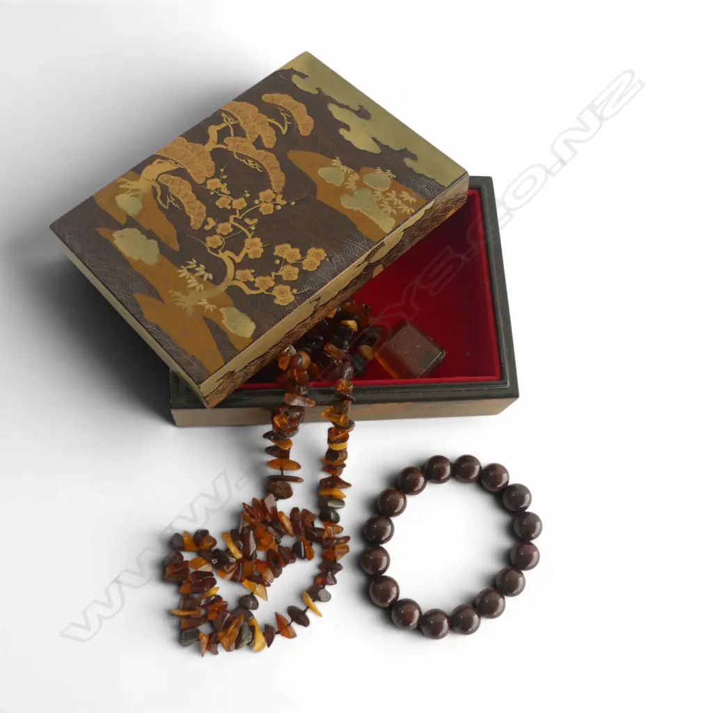 ORIENTAL LIDDED BOX 140x100mm, AMBER NECKLACE & WOODEN BEAD BRACELET Image 1++