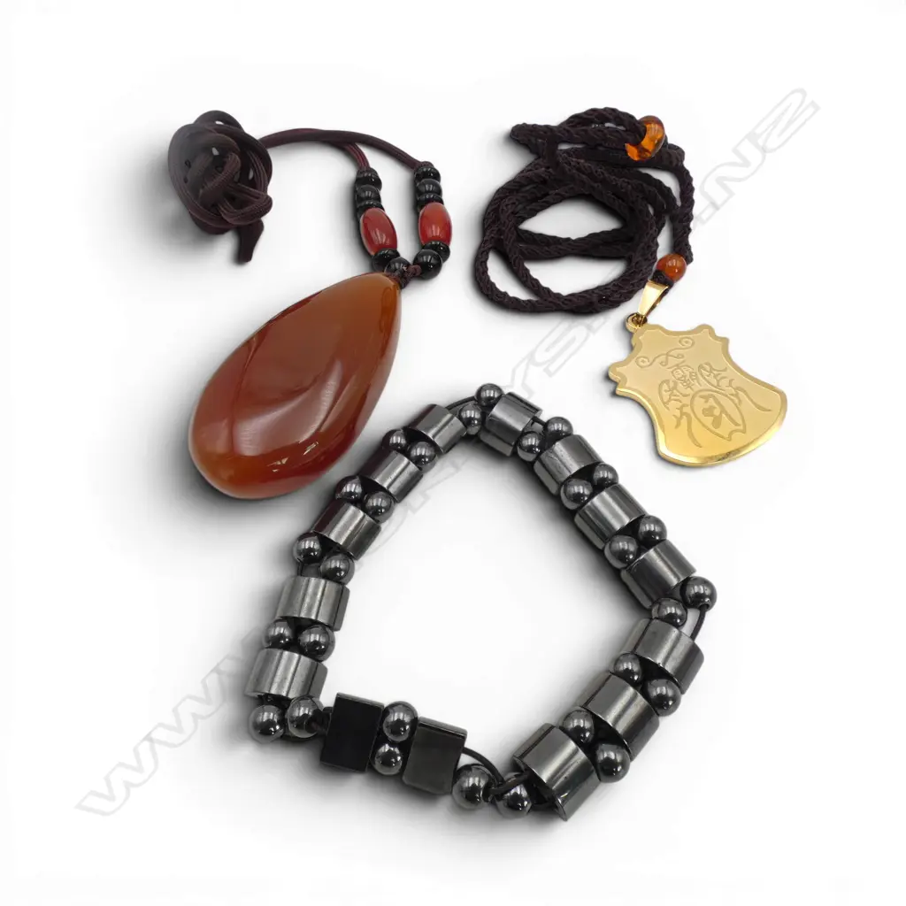 2 CHINESE PENDANT NECKLACES + BRACELET  Image 1++