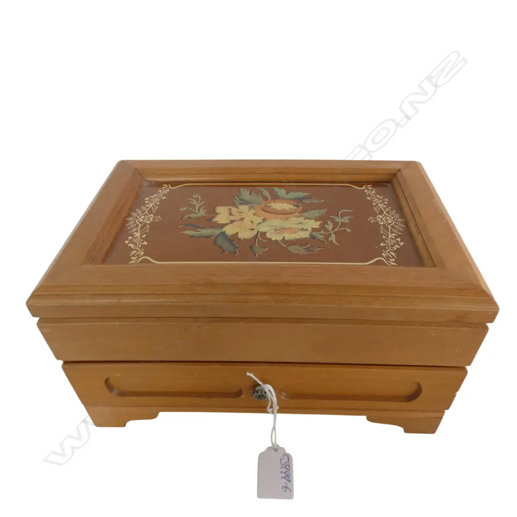 ASST. COSTUME JEWELLERY IN MUSICAL JEWELLERY BOX Image 1++