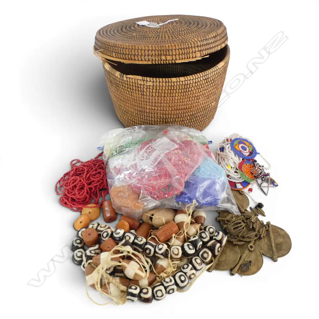OLD UGANDA BASKET CONTAINING AN ASSORTMENT OF AFRICAN BEADS SEED BEADS & WEST AFRICAN LOST WAX MEDALLIONS Image 1++