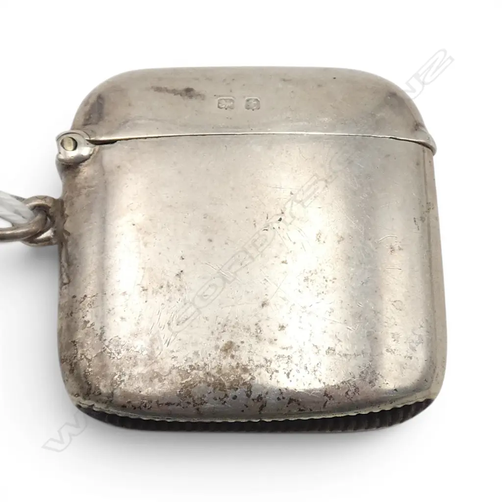 Birmingham 1908 PLAIN CURVED SILVER VESTA with suspension loop. 28.5gms.  Image 1++