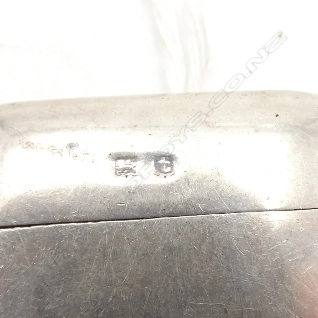 Birmingham 1908 PLAIN CURVED SILVER VESTA with suspension loop. 28.5gms.  Image 1++