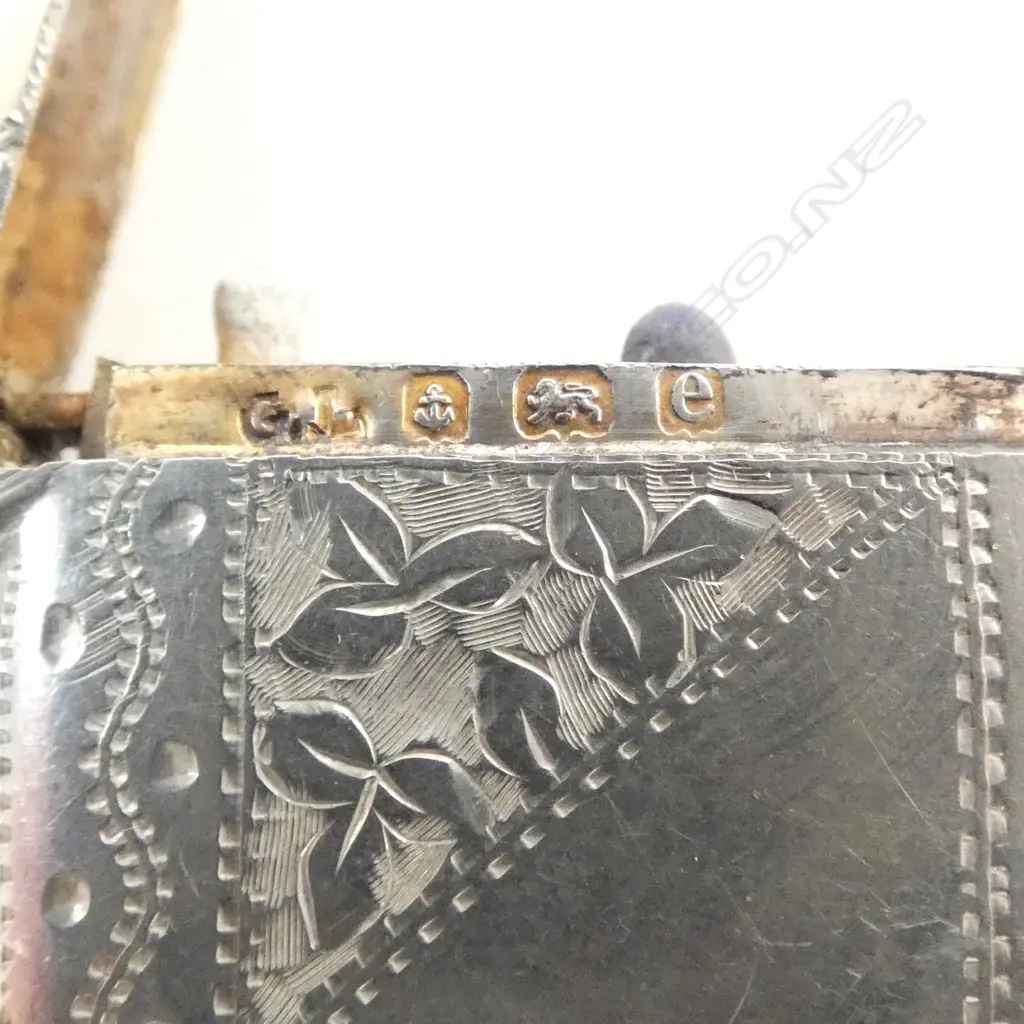 Birmingham 1904 SILVER ENGRAVED VESTA  19gms Image 1++