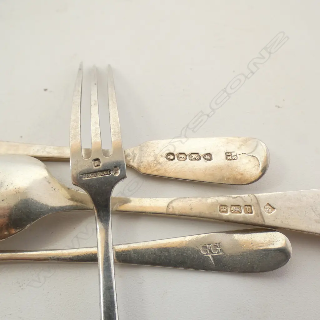 4 STG SILVER small SPOONS: Pr Vict. salt spoons L.1861 + GEO. provincial ? 'GG' salt spoon. 46.8gms + 4 plated forks Image 1++