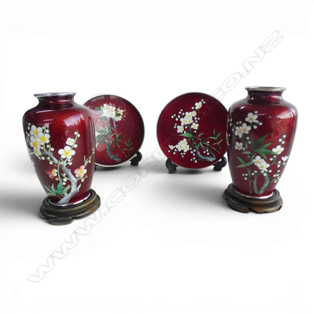 4 PCES JAPANESE RED CLOISONNE w. stands H.120mm Image 1++
