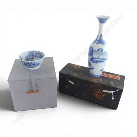 ORIENTAL B/W VASE H.200mm & CUP, BOXED