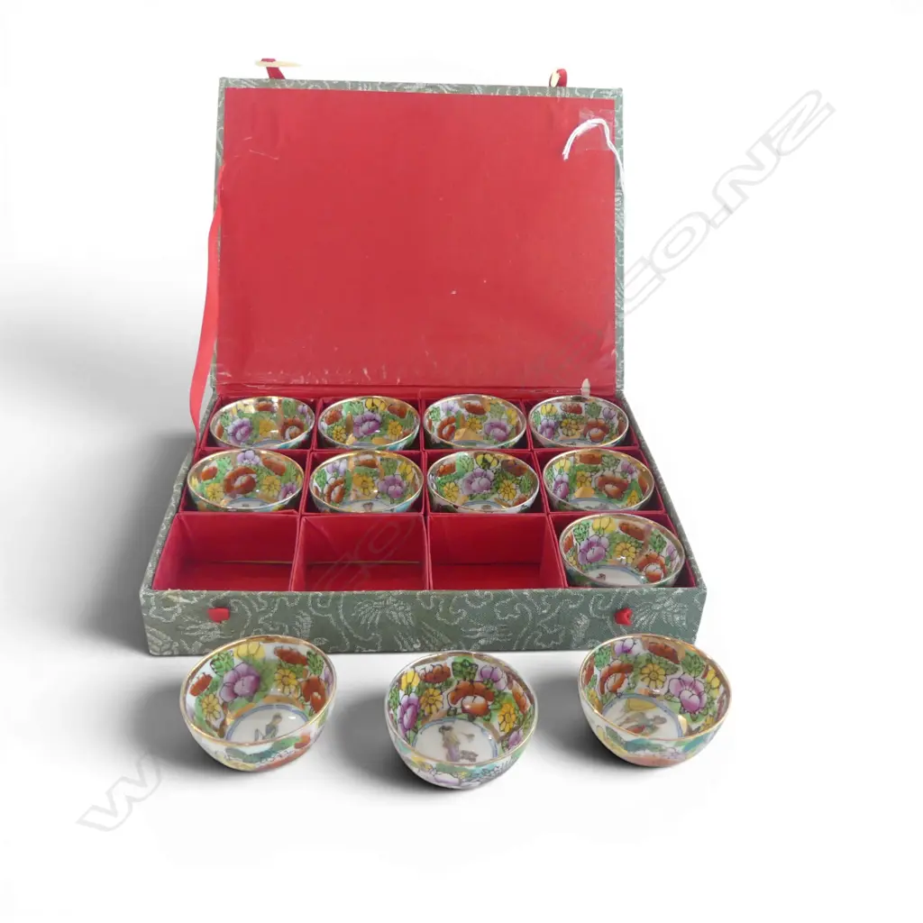 VINTAGE SET OF 12 JAPANESE SAKE CUPS IN ORIGINAL BOX L200MM Image 1++