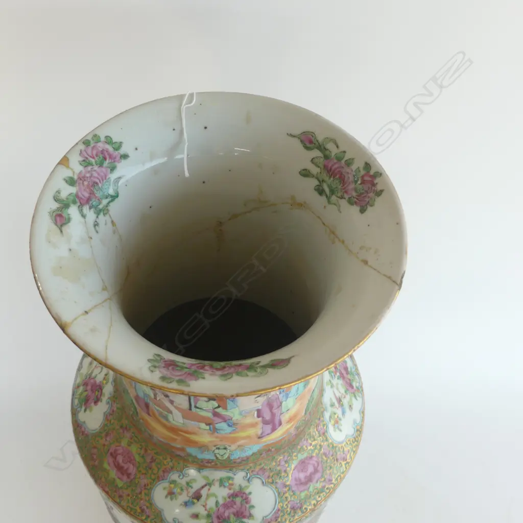 LG 19thC CHINESE ROSE MEDALLION VASE large repair to neck and rim H.635mm Image 1++