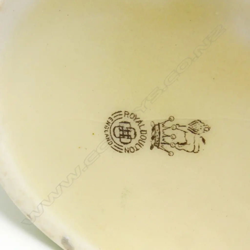 ROYAL DOULTON PASTIMES TEAPOT H.110mm & MUG Image 1++