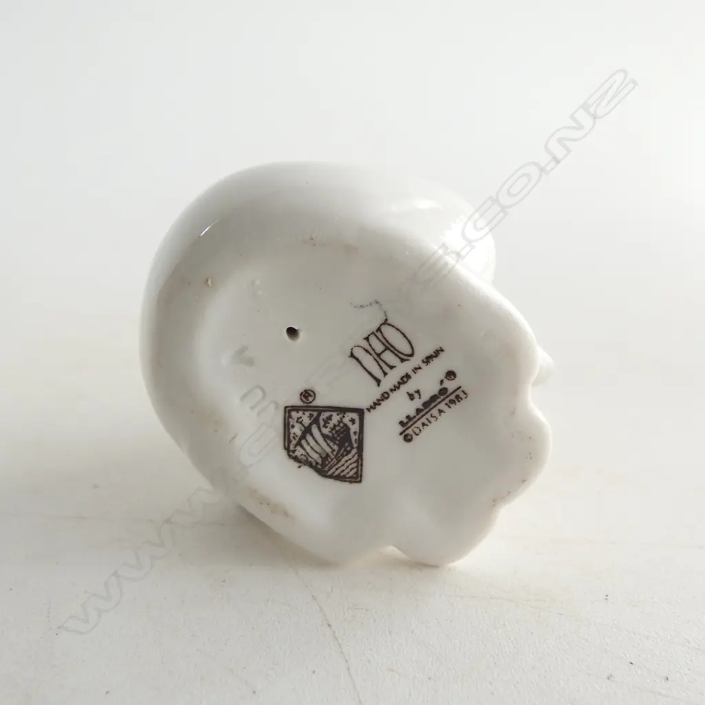 PERFUME BOTTLE w. STG LID, LLADRO GIRL w. FLOWERS H.160mm, NAO POLAR BEAR, R. COPENHAGEN PENGUIN Image 1++