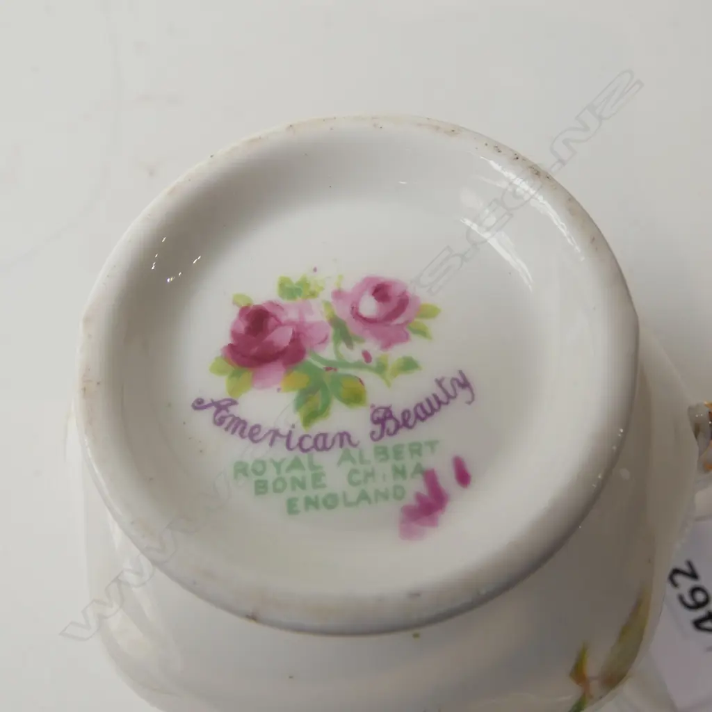 ROYAL ALBERT 'AMERICAN BEAUTY' C/S & SUGAR + 2 DECORATIVE PLATES Image 1++