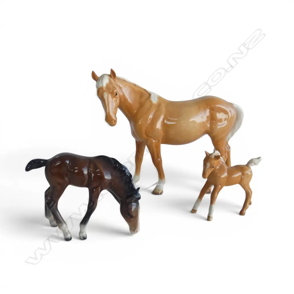 BESWICK HORSE & 2 FOALS, H.170x200mm Image 1++