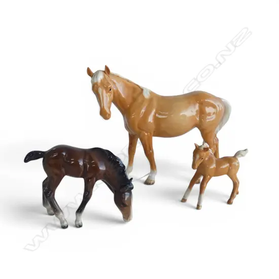 BESWICK HORSE & 2 FOALS, H.170x200mm