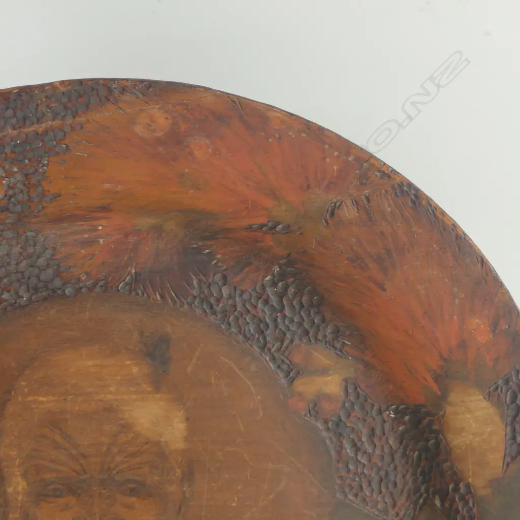 NEW ZEALAND FOLK ART POKER WORKED PLATE, MAORI CHIEF PAINTED TO SURFACE, Dia.275mm Image 1++