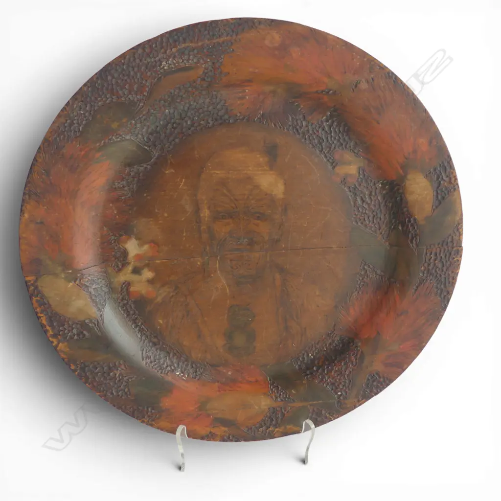 NEW ZEALAND FOLK ART POKER WORKED PLATE, MAORI CHIEF PAINTED TO SURFACE, Dia.275mm Image 1++