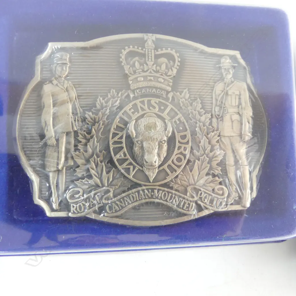 COLLECTION embroided SHOULDER PATCHES mainly police various world etc includes NZ Traffic epaulets + silvered badge etc Image 1++