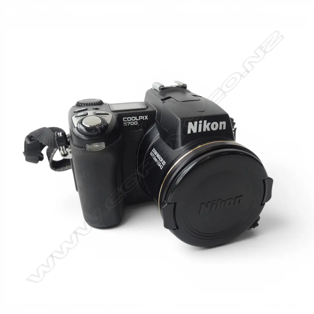 NIKON COOLPIX 5700 CAMERA in carry bag  Image 1++
