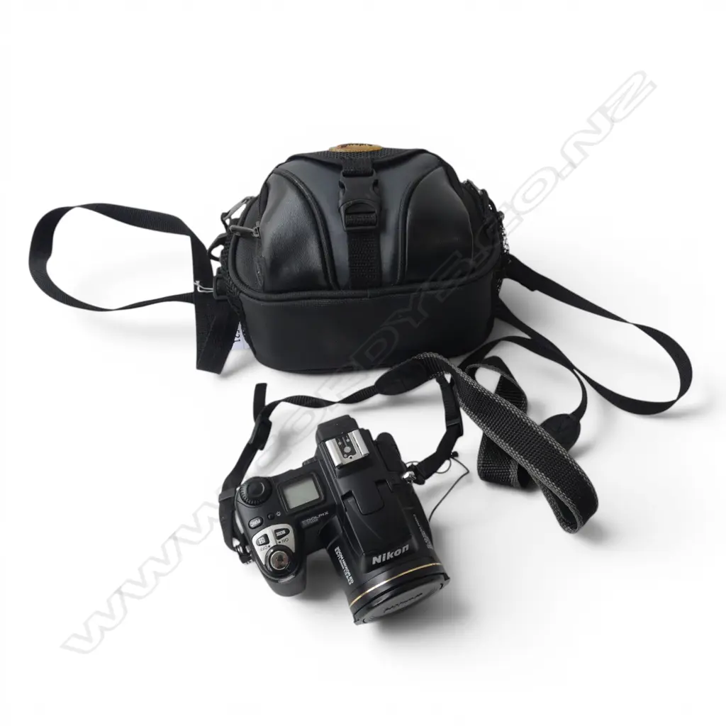 NIKON COOLPIX 5700 CAMERA in carry bag  Image 1++