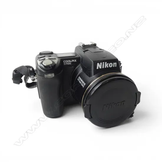 NIKON COOLPIX 5700 CAMERA in carry bag 
