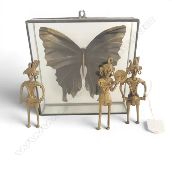 COPPER BUTTERFLY IN GLASS CASE H150MM & 3 INDIAN BRASS MUSCIANS H110MM