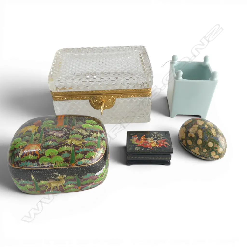 CRYSTAL JEWELLERY BOX W.155mm (CORNER CHIPPED), 3 LAQUER BOXES, CHAMART LIMOGES VASE H.85mm Image 1++