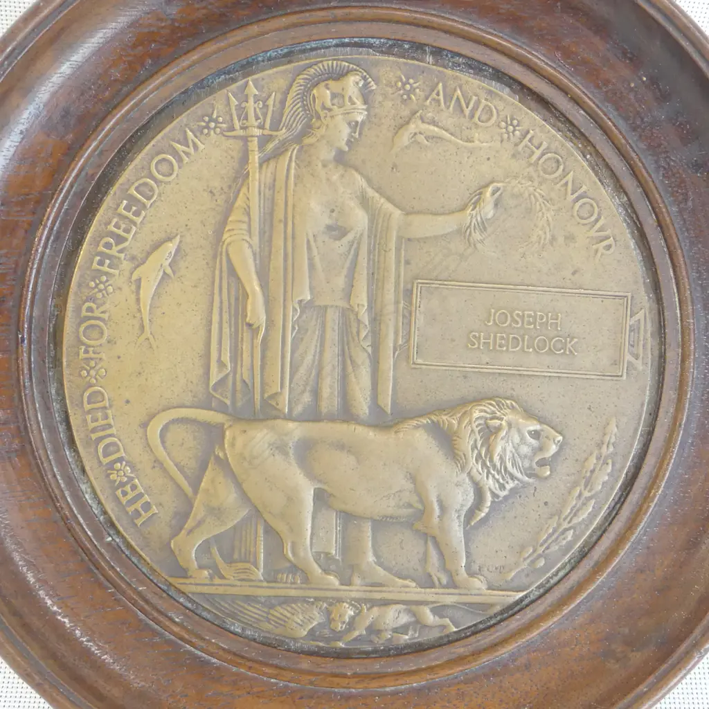 BRONZE WWI MEMORIAL PENNY 'JOSEPH SHEDLOCK' in wooden frame Dia.185mm Image 1++