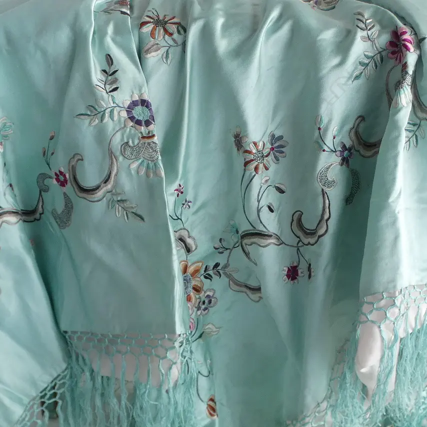 VINTAGE EMBROIDERED FRINGED SHAWL Image 1++