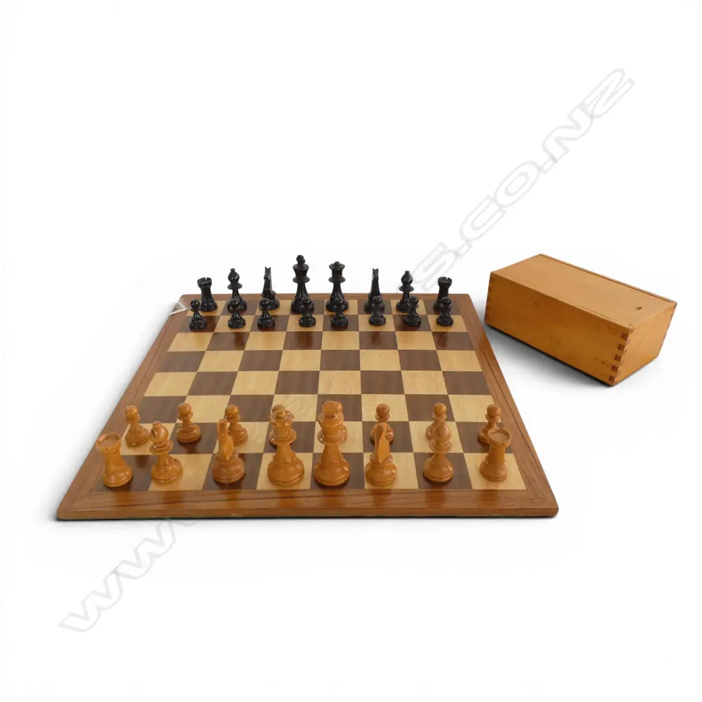 VINTAGE WOODEN CHESS SET 32PCS COMPLETE WITH BOARD AND DOVETAILED BOX, L.405MM H.75MM (KING) Image 1++