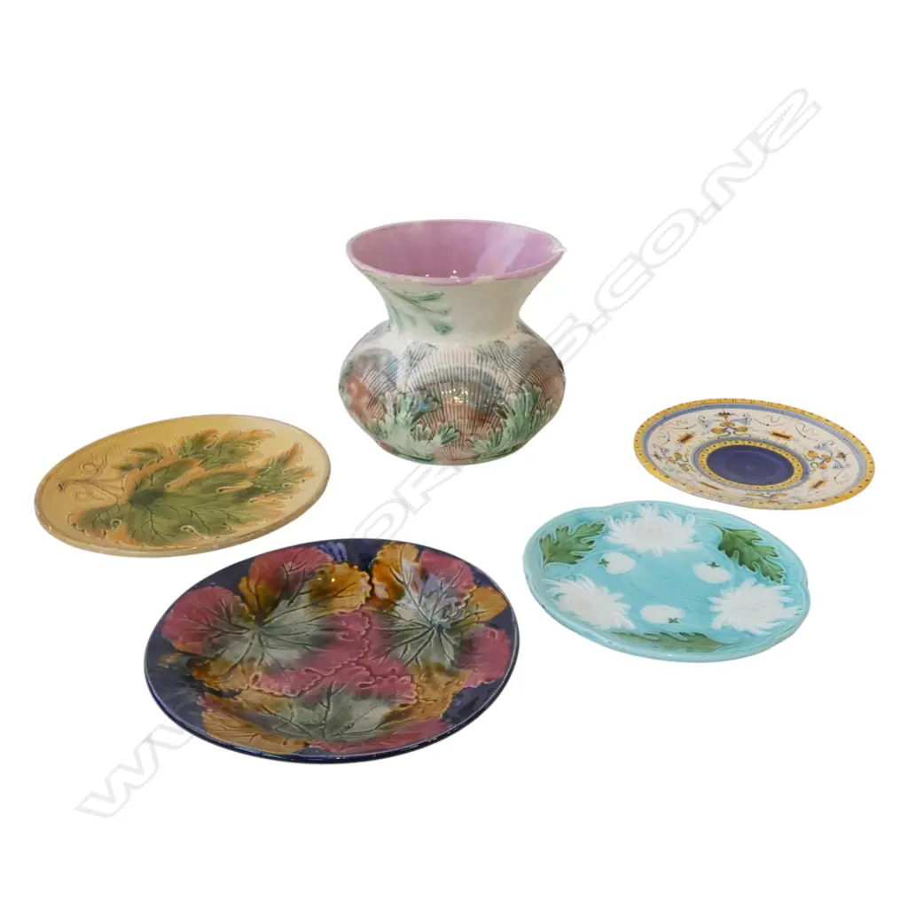 5 PCES MAJOLICA; 4 PLATES + VASE H.165mm Image 1++