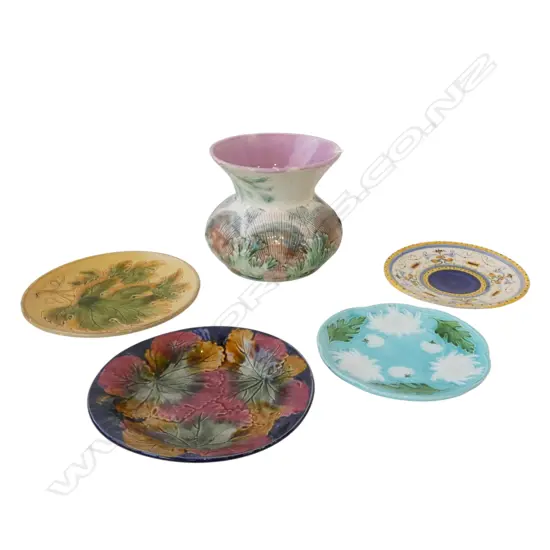5 PCES MAJOLICA; 4 PLATES + VASE H.165mm