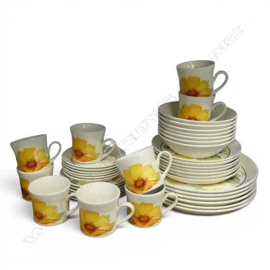 CROWN LYNN 'SUNSEEKER' PART DINNER SET
