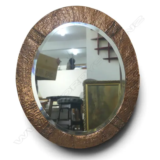 OVAL MIRROR w. BEATEN COPPER FRAME 620x520mm