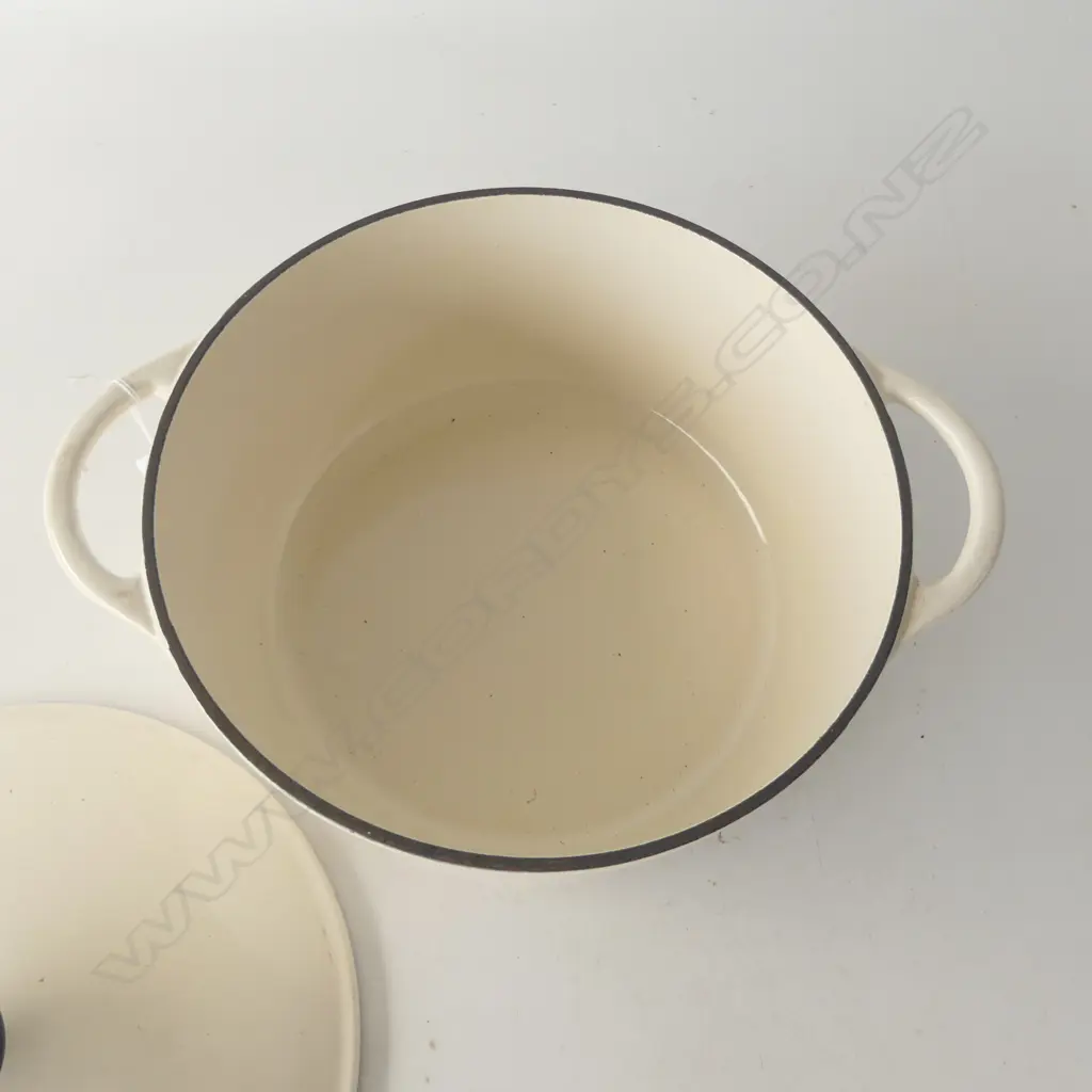 WHITE ENAMEL LIDDED CASSEROLE 280mm dia Image 1++