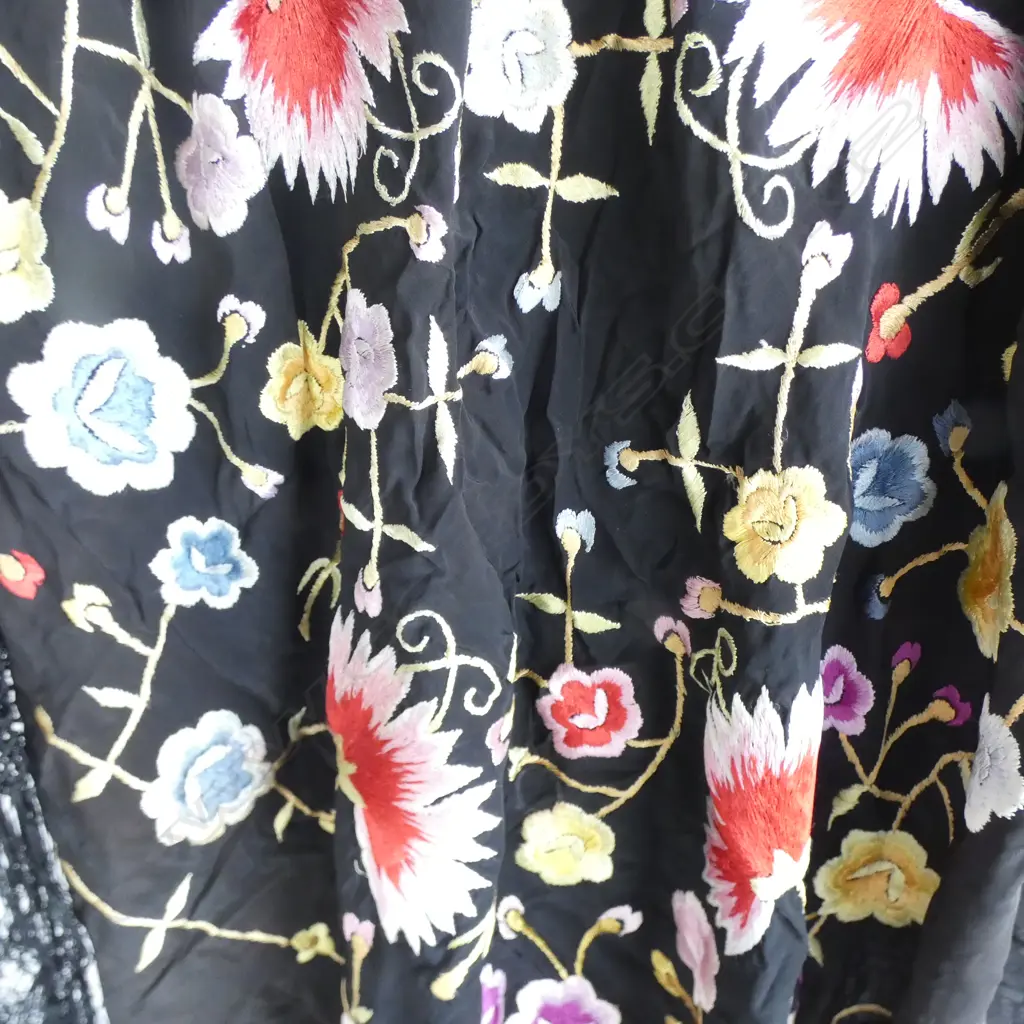VINTAGE EMBROIDERED FRINGED SHAWL Image 1++