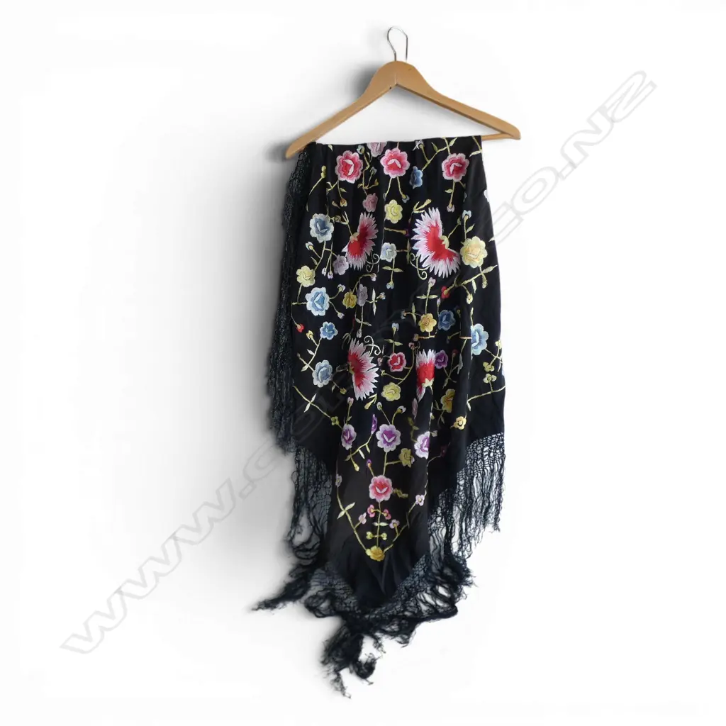 VINTAGE EMBROIDERED FRINGED SHAWL Image 1++