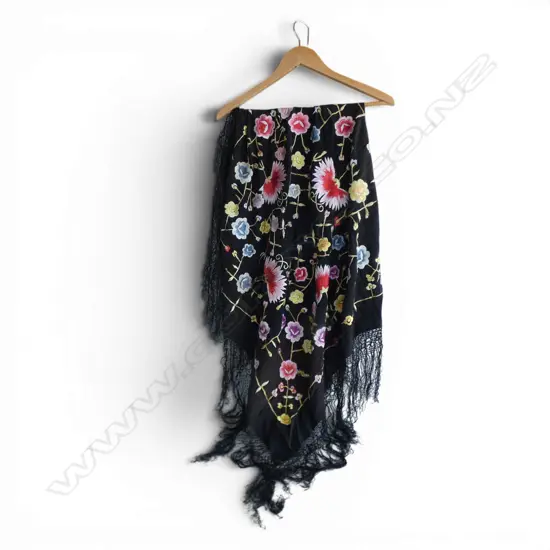 VINTAGE EMBROIDERED FRINGED SHAWL