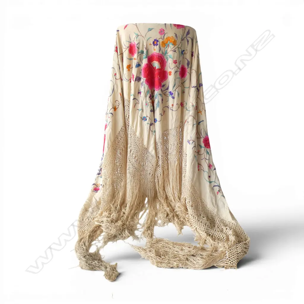 VINTAGE EMBROIDERED FRINGED SHAWL Image 1++