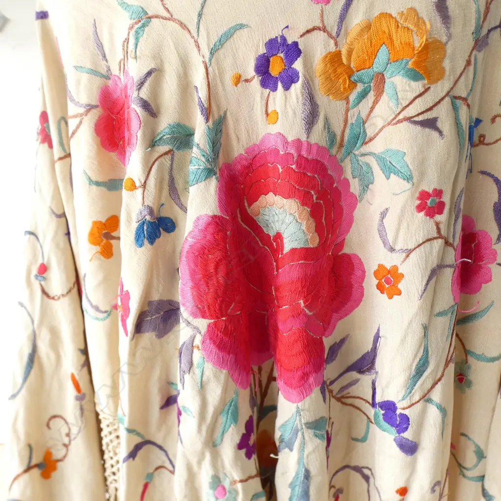 VINTAGE EMBROIDERED FRINGED SHAWL Image 1++
