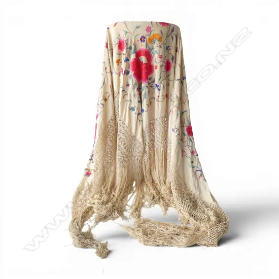 VINTAGE EMBROIDERED FRINGED SHAWL