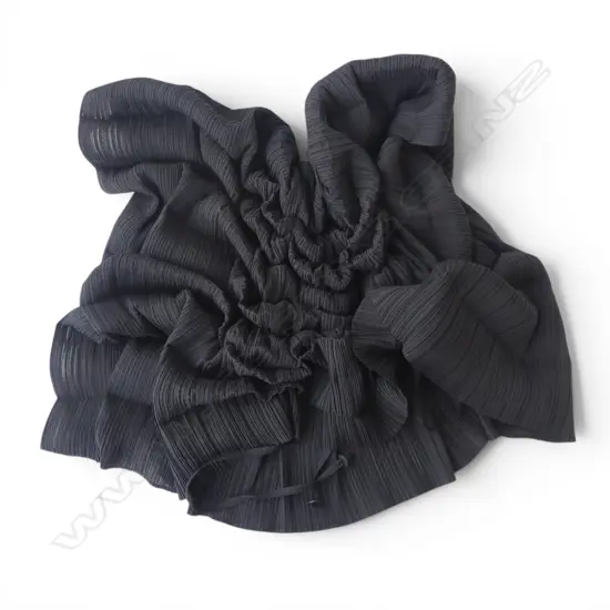 ISSEY MIYAKE FETE 'PLEATS PLEASE' SHORT CAPE
