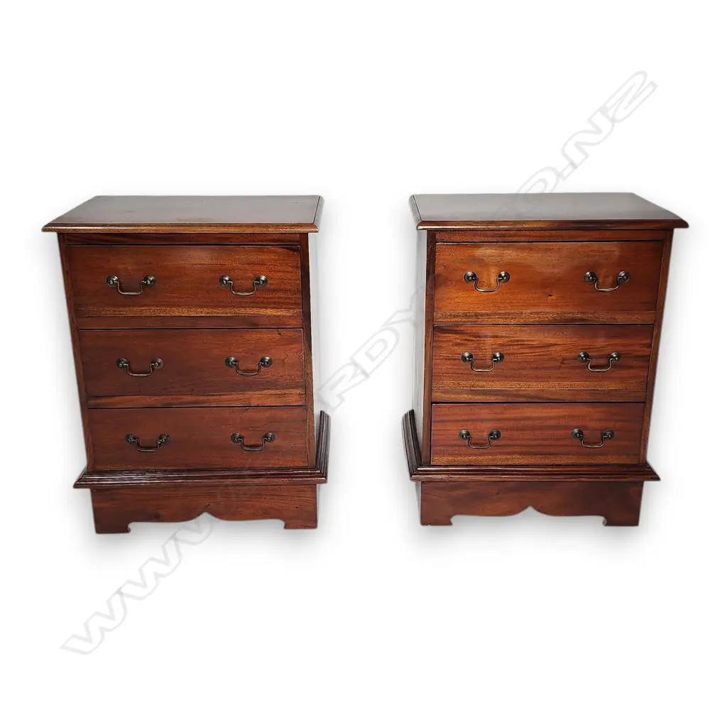 PR OF GEORGIAN STYLE BEDSIDE DRAWERS WITH BRASS HANDLES AND SITS ON BRACKET FEET 400 x 600 x 800H mm Image 1++