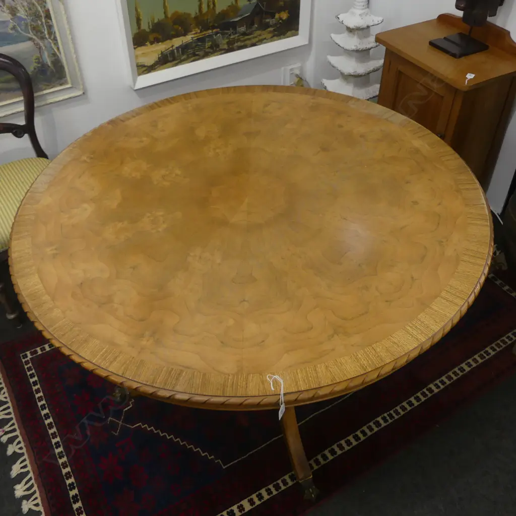 ROUND TABLE  Image 1++