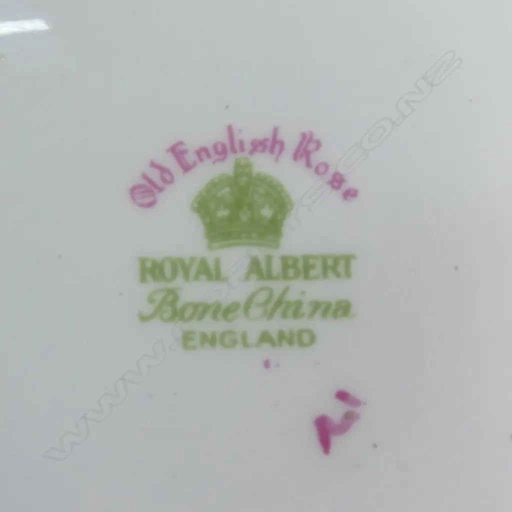 ROYAL ALBERT 'OLD ENGLISH ROSE' TEA SET Image 1++