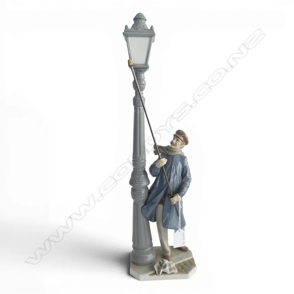 TALL LLADRO FIGURINE 'THE LAMPLIGHTER', H.470mm Image 1++