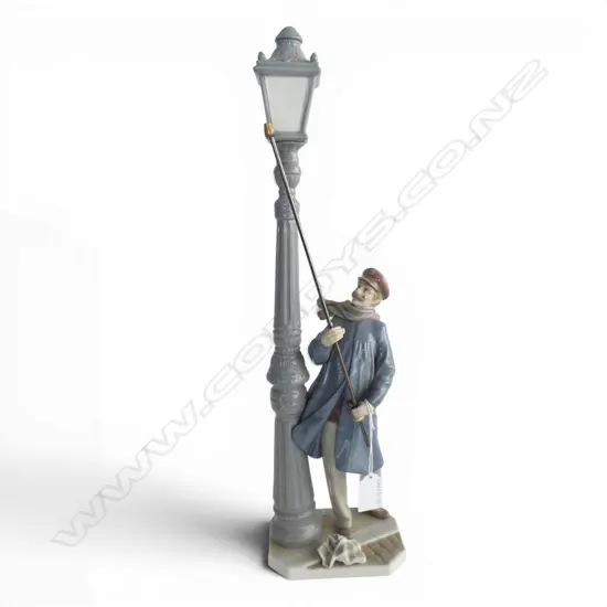 TALL LLADRO FIGURINE 'THE LAMPLIGHTER', H.470mm
